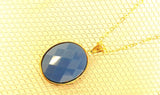 Pozlačena ogrlica z medaljonom v modri barvi